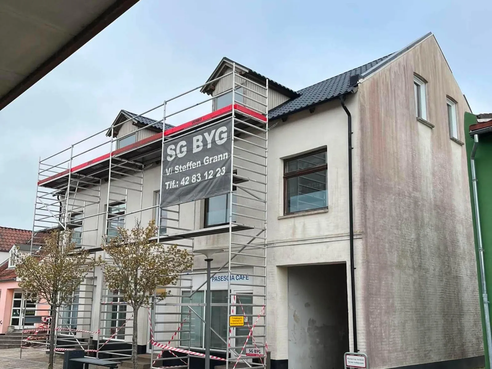 SG Byg med stillads på facaderenovering i Grenaa